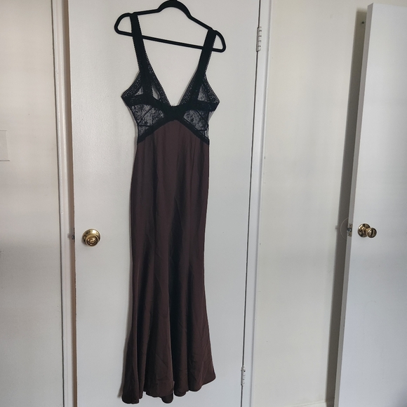 Elegant Brown and Black Lace Gown - Picture 4 of 5